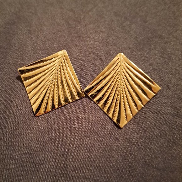 Vintage Fashion Gold Tone Earrings - Picture 1 of 2